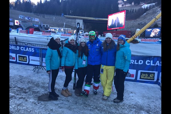 Il team della Sporthilfe con Dominik Paris