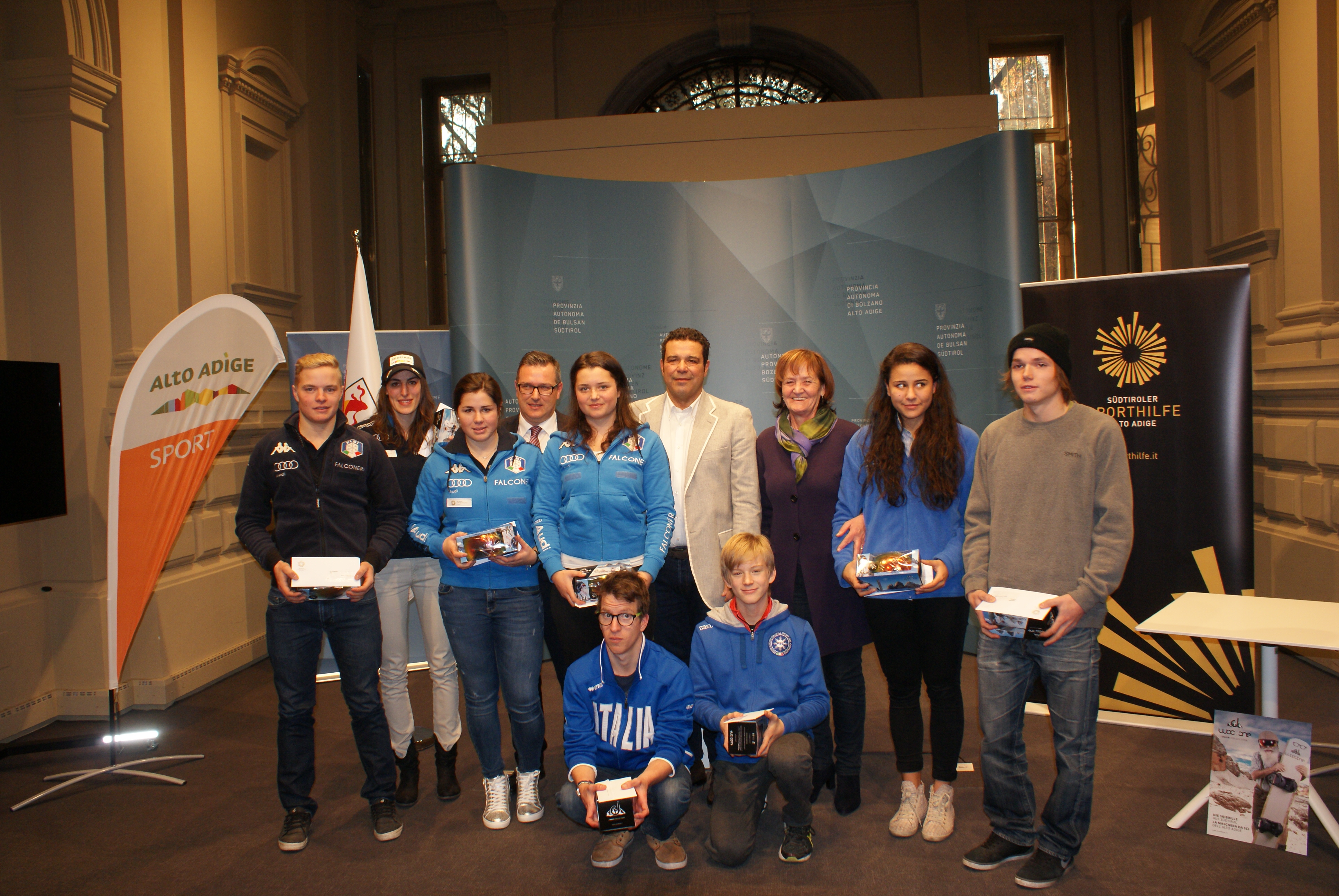 I giovani atleti con l'assessora provinciale Martha Stocker ed il presidente della Sporthilfe Giovanni Podini