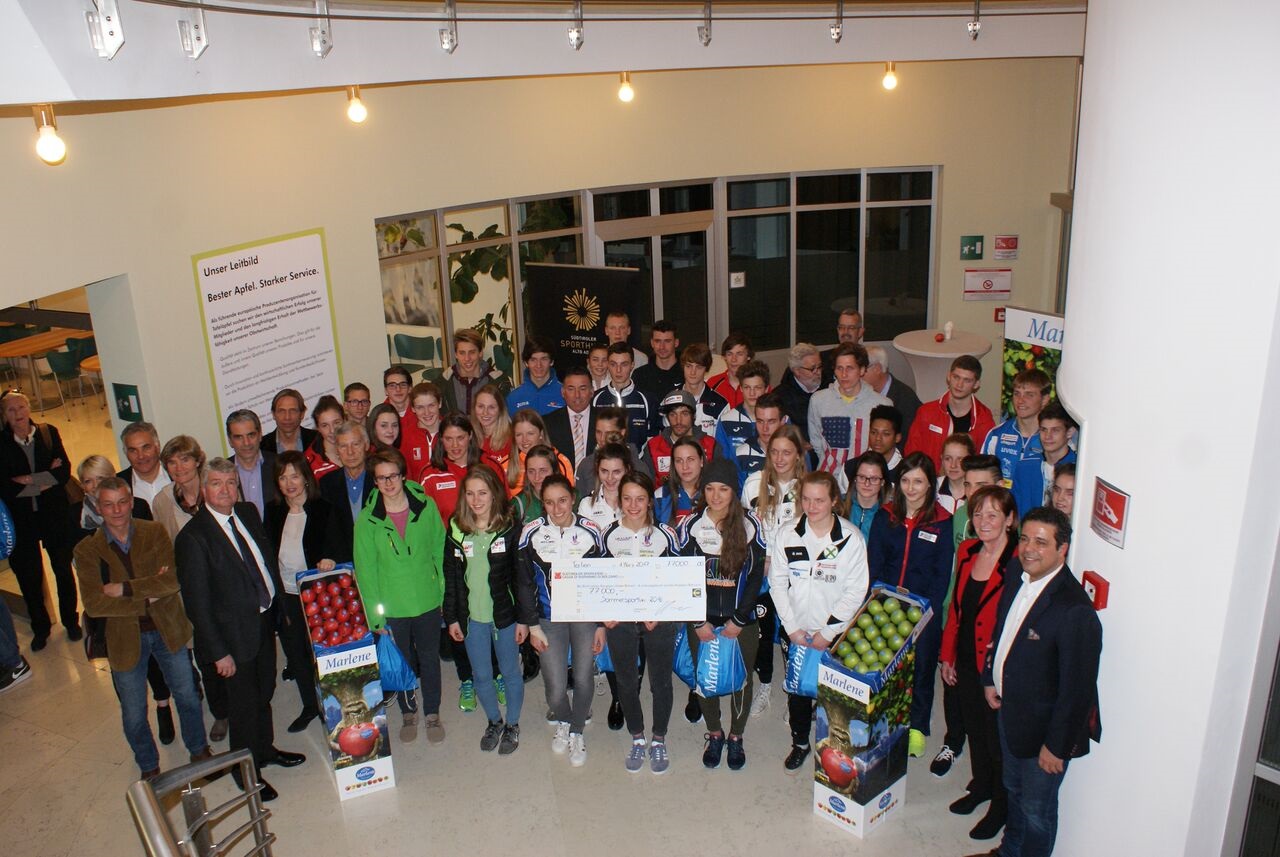 Assegni di sussidio consegnati agli atleti degli sport estivi