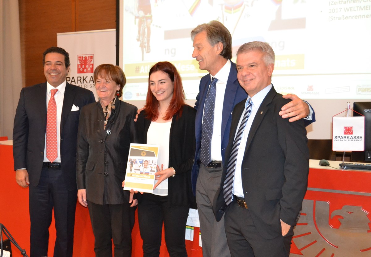 Nella foto da sx. A dx. il Presidente della Sporthilfe Giovanni Podini, l’Assessora provinciale allo sport Martha Stocker, la duplice campionessa mondiale juniores e campionessa europa juniores 2017 in ciclismo, Elena Pirrone, il Presidente della Cassa di Risparmio Gerhard Brandstätter e l’Amministratore Delegato nonché Direttore Generalre Nicola Calabrò.