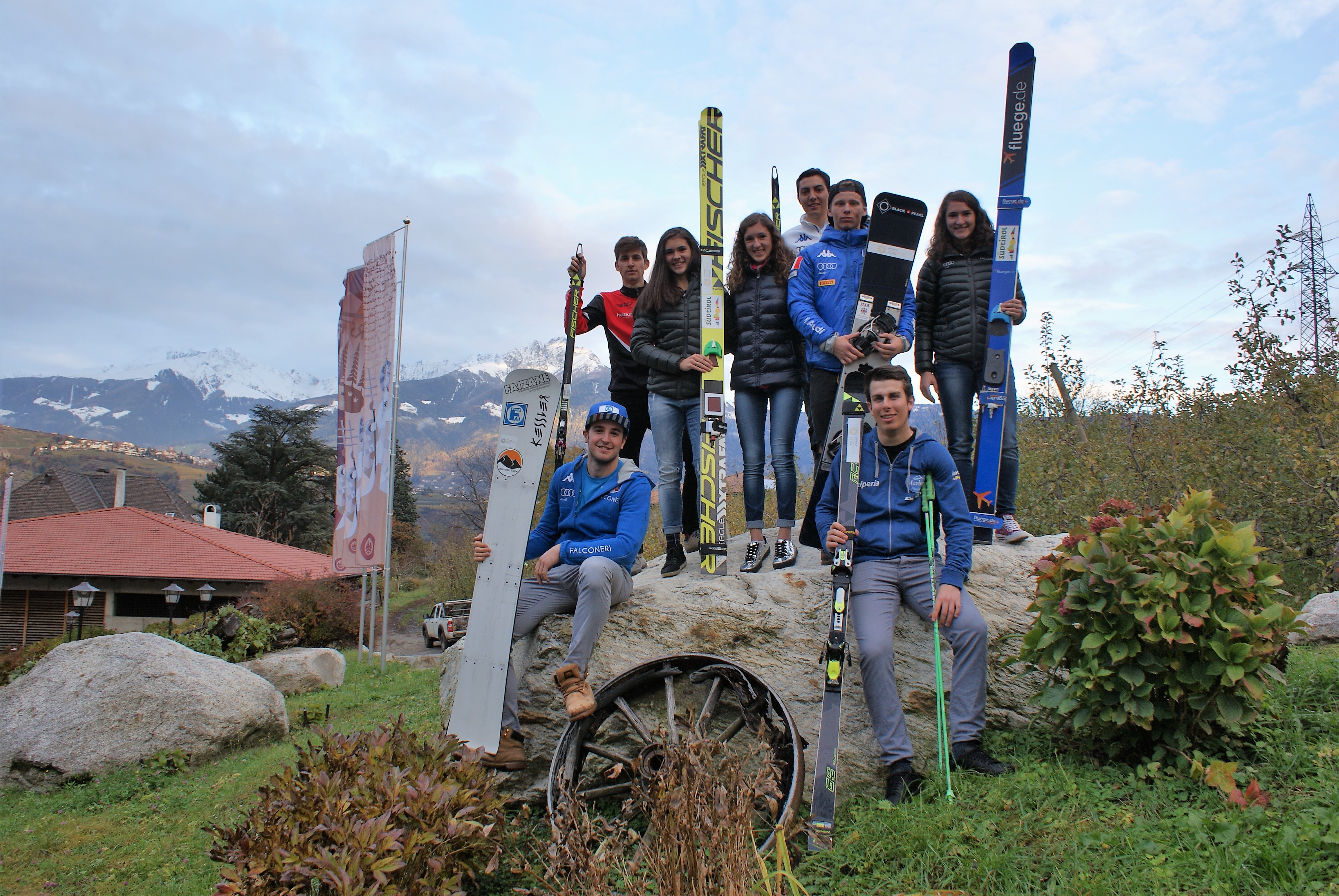 atleti sostenuti con i loro atrezzi di lavoro