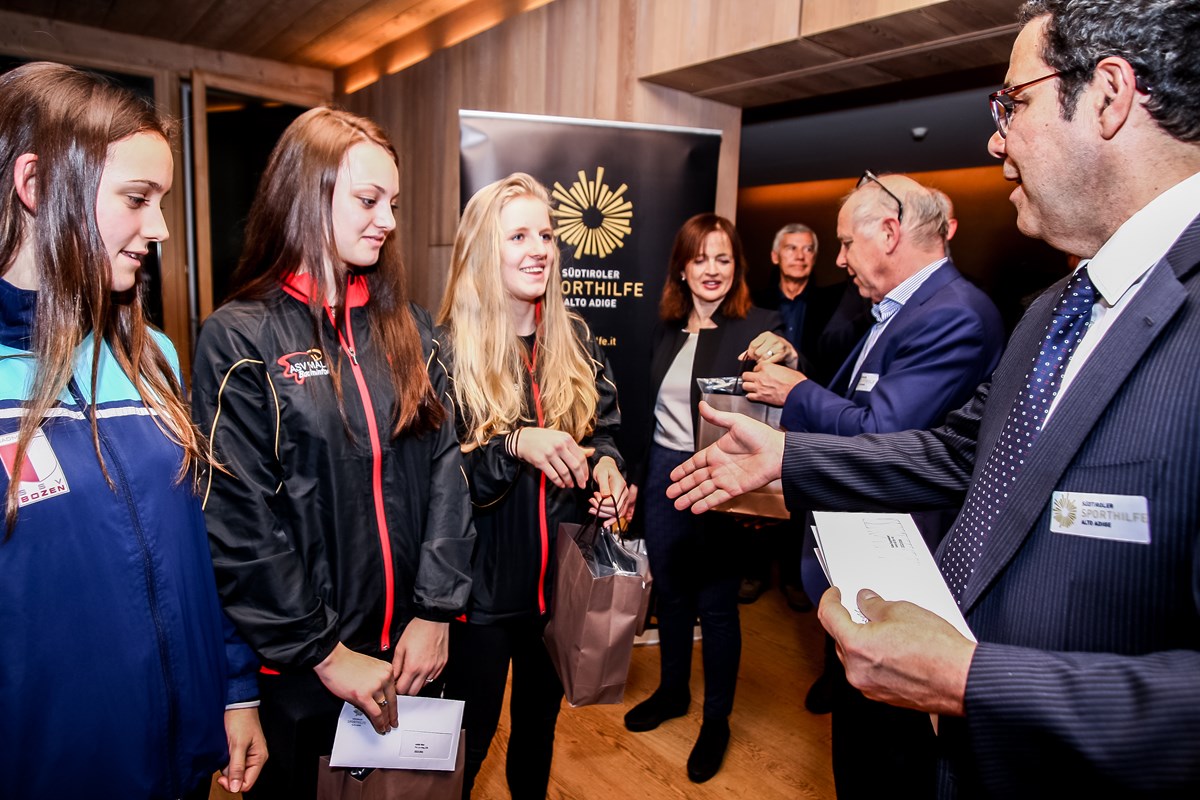 Giovanni Podini e Walter Ausserhofer consegnano gli assegni di sussidio