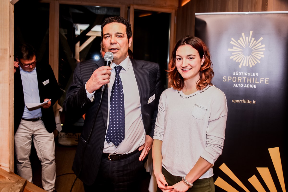 Il presidente Giovanni Podini si congratula con la doppia campionessa del mondo Elan Pirrone per una stagione indimenticabile