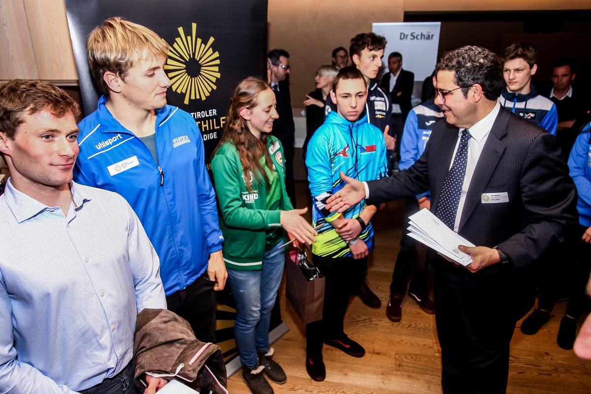 Il presidente Giovanni Podini consegna i sussidi