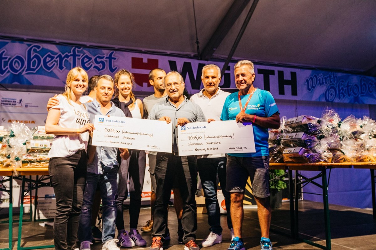 da s.: Katrin Pohl con il Team di Dr. Schär, il membro del Consiglio Direttivo di Sporthilfe Rudi Stocker con il direttore Stefan Leitner, responsabile Comitato Organizzativo Alfred Monsorno (Foto CORSA AZIENDALE ALTO ATESINA)