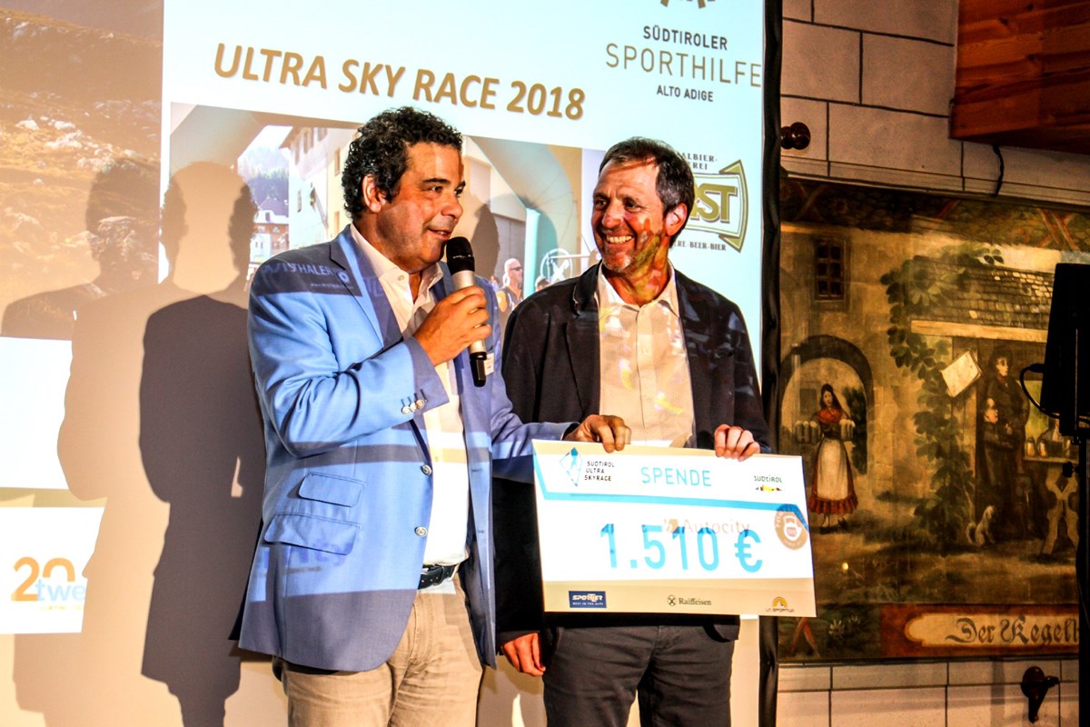 Günther „Pippo“ Mayr consegna al presidente Giovanni Podini un assegno di 1.510 euro