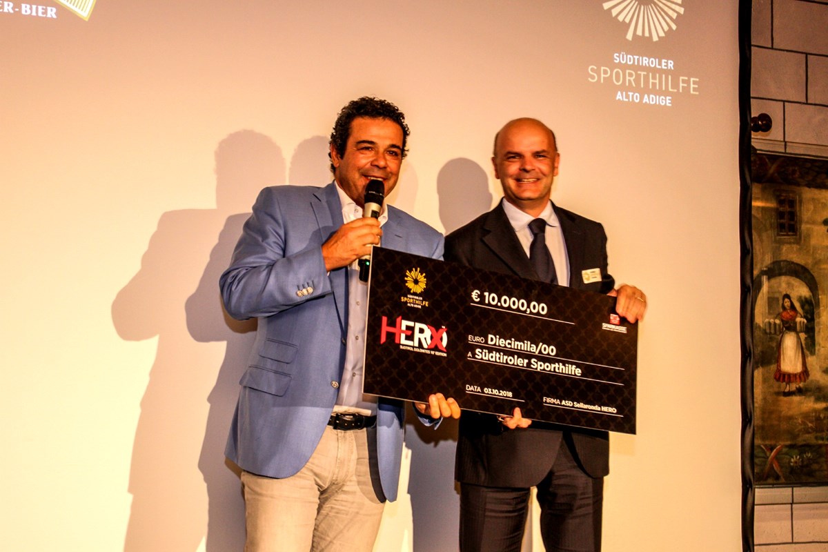 Il presidente del HERO Gerhard Vanzi ha consegnato per 200 pacchetti Charity un offerta di ben 10.000 euro a Sporthilfe Alto Adige