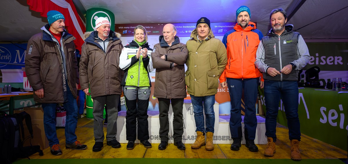 foto ds (@ TVSeiserAlm/Armin(Indio)Mayr): Robert Gobbo (presidente comitato organizzatore), Robert Santer (direttore tecnico),  Carmen Seidner (direttrice Seiser Alm Marketing), Eduard Tröbinger che ha raddoppiato l`offerta, Stefan Leitner, Helmut Tauber e Alessandro Giacomuzzi