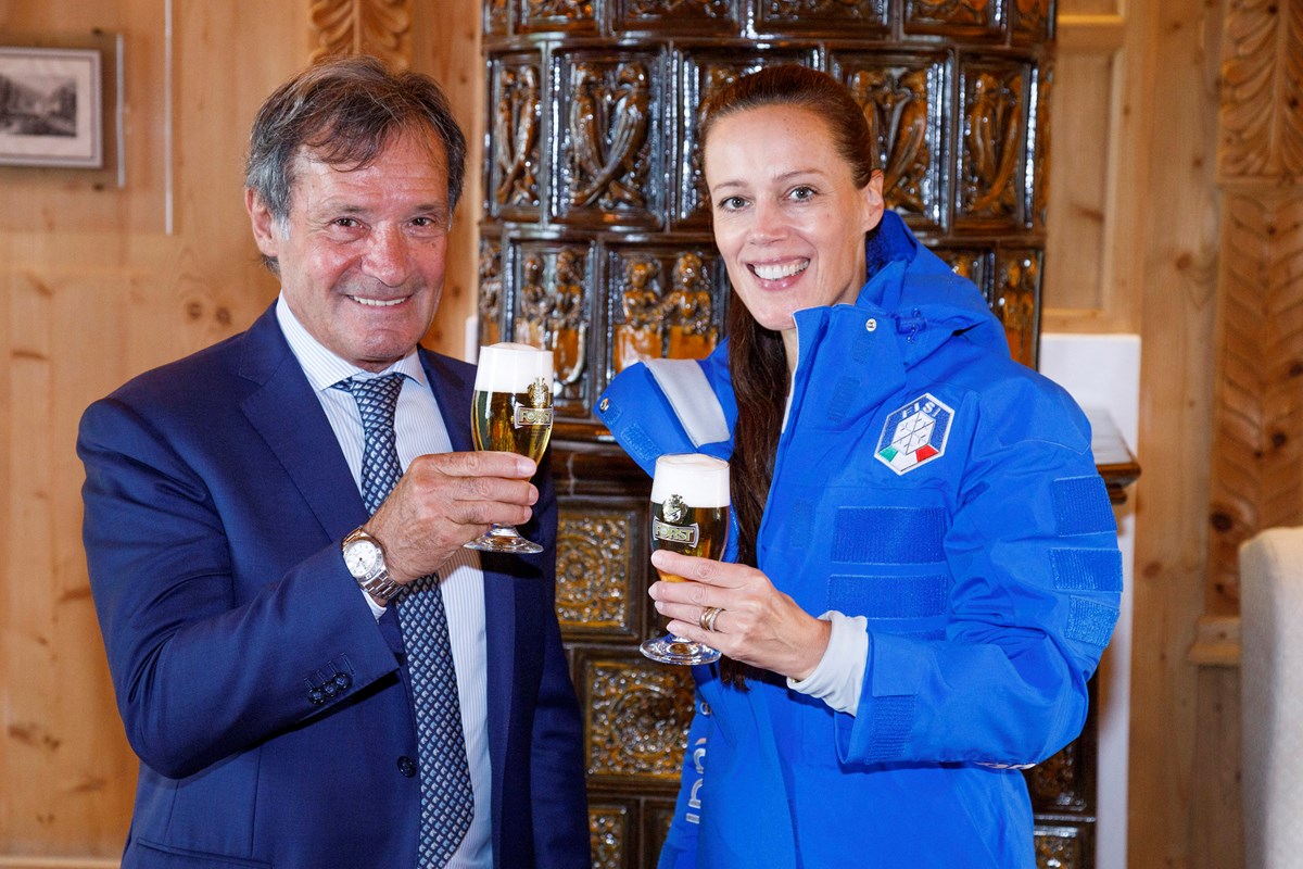 Flavio Roda und Cellina von Mannstein stossen auf die gemeinsame Zusammenarbeit für den Wintersport an