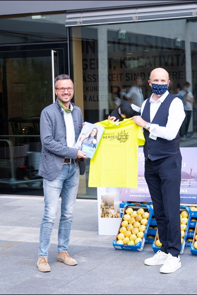 Patrik König freut sich über das Sporthilfe Heroes Run T-Shirt