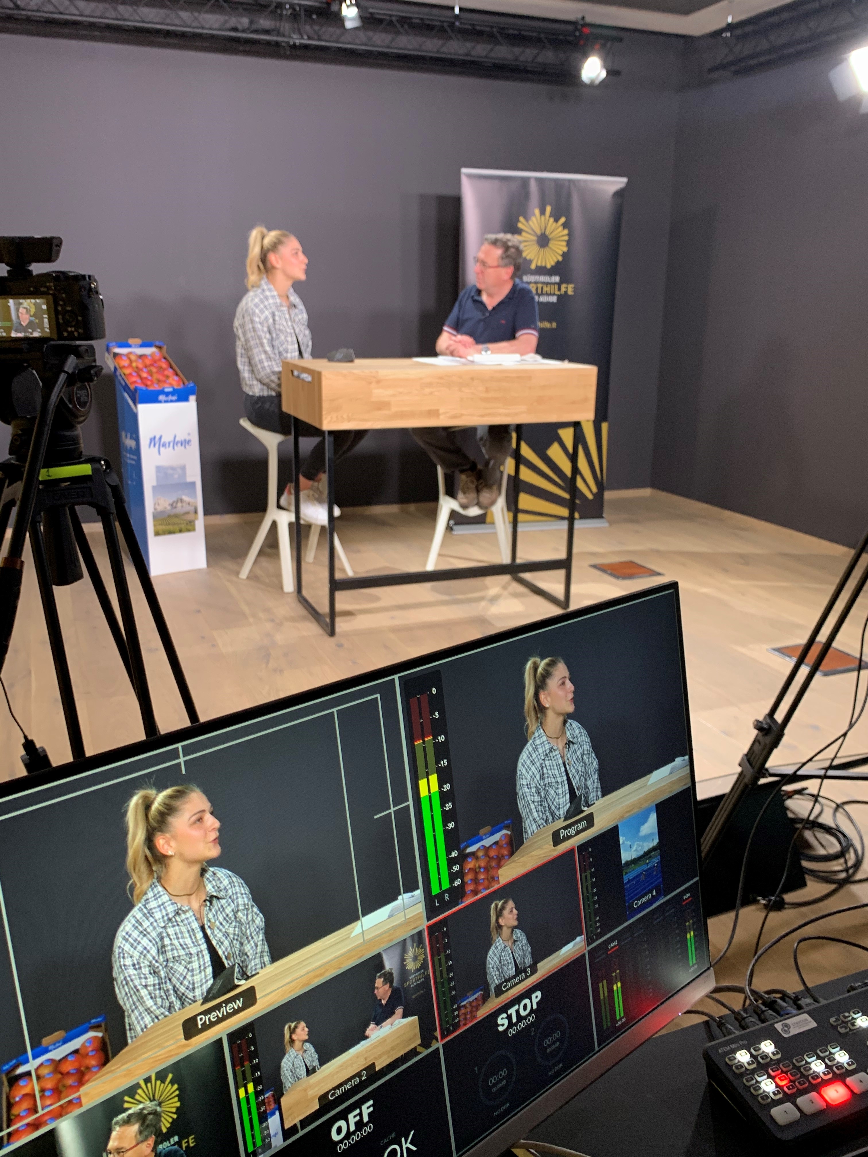 Die Stabhochspringerin Nathalie Kofler aus Lana war heuer die Glücksfee für 25 Lotteriegewinner