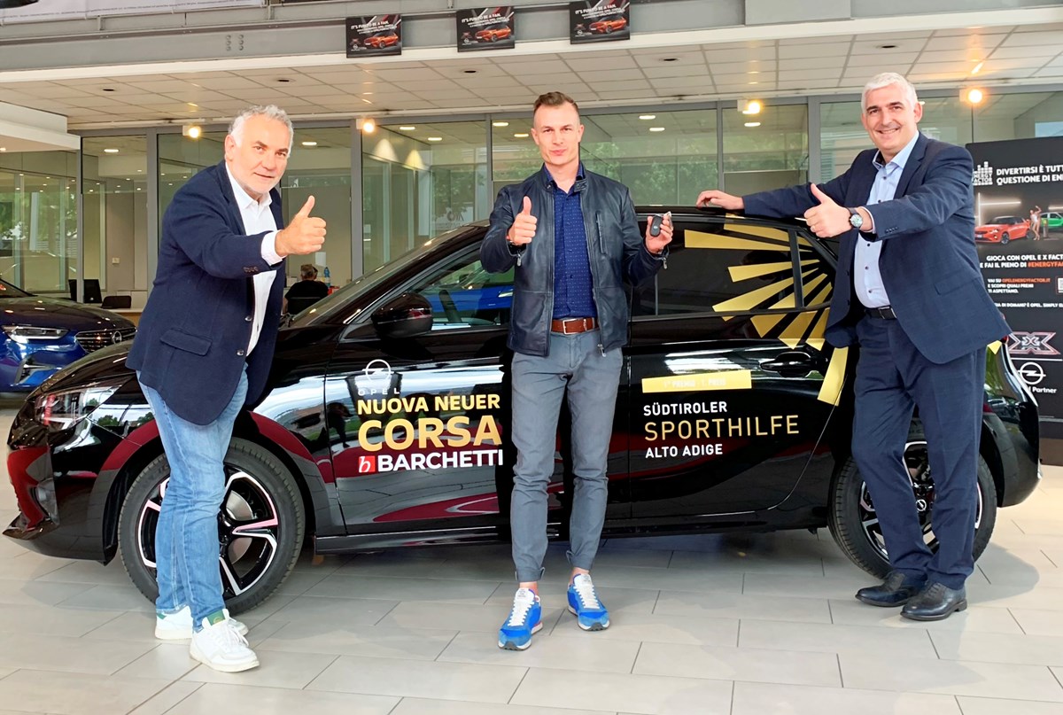 Paolo Brasola und Stefan Leitner freuen sich mit dem Gewinner Konstantin Kössler