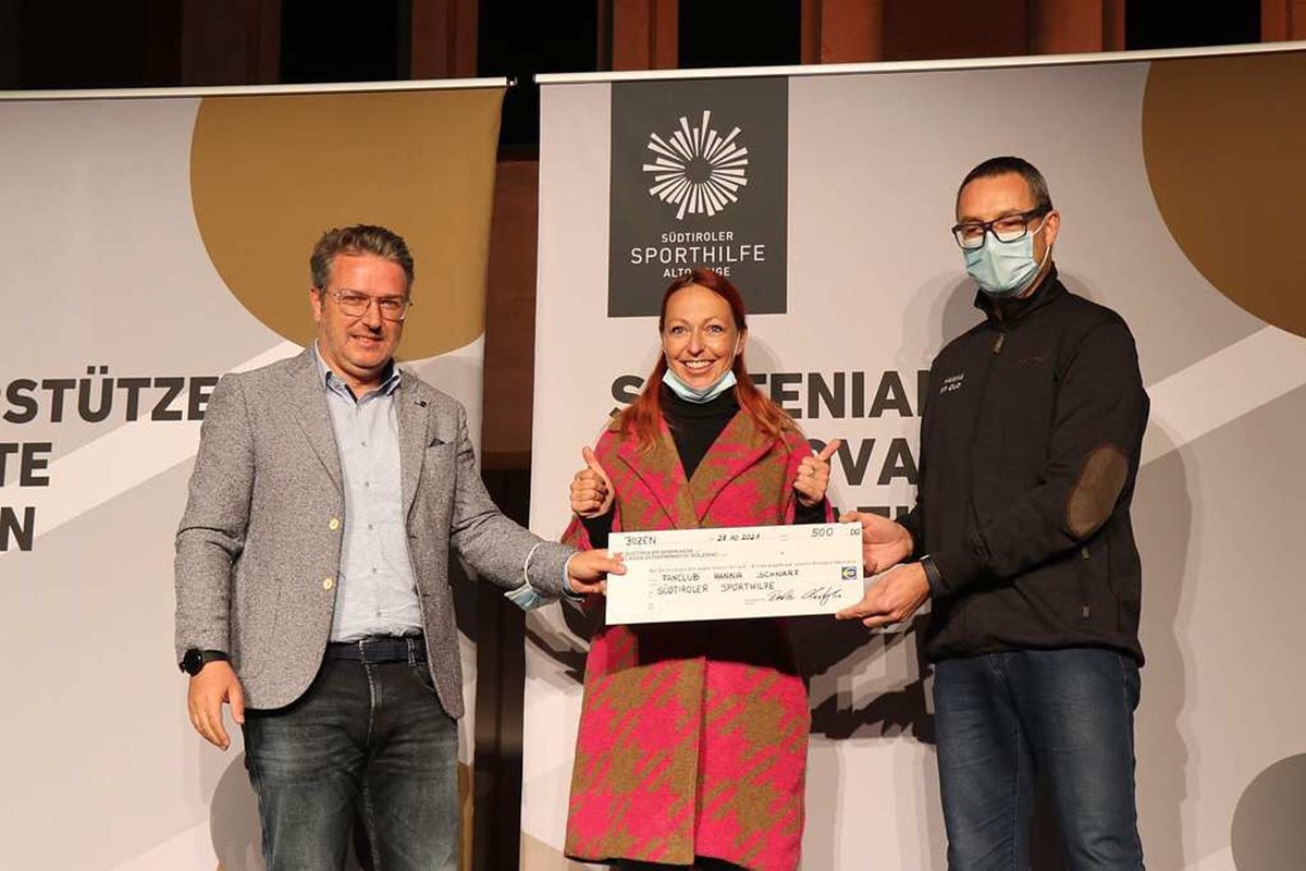 Hanna Schnarf bedankte sich noch einmal für alles, was sie von der Sporthilfe bekommen hat und übergab mit Fanclub Präsident Christoph Reden den Spendenscheck