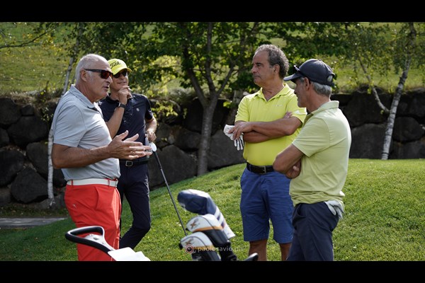 Ein kurzer Plausch unter Freunden und Golfern.