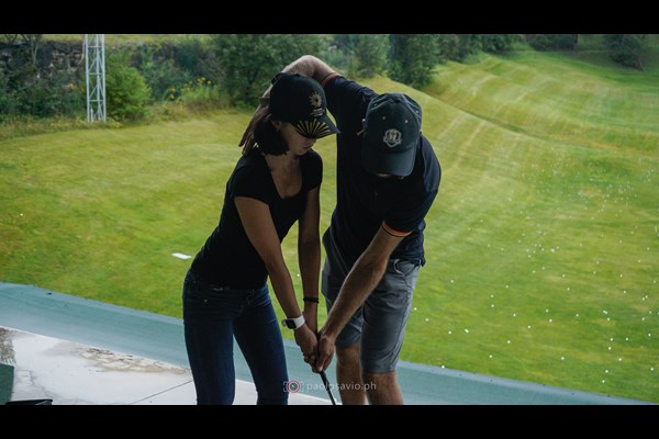 Sara Buglisi, geförderte Athletin der Südtiroler Sporthilfe beim Schnuppergolf mit dem Pro.