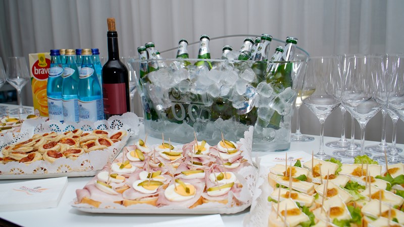 Al termine, i presenti sono stati invitati a bere qualcosa.