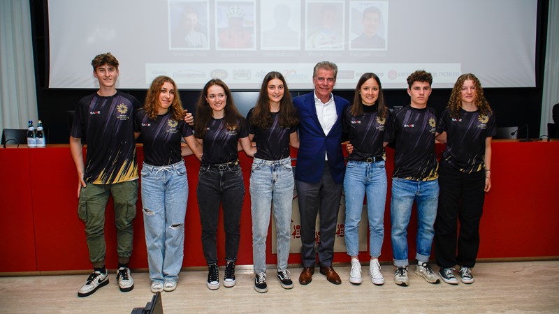Il Presidente della Fondazione Cassa di Risparmio, Prof. Konrad Bergmeister, si è congratulato con gli atleti della disciplina Mountainbike per i risultati ottenuti nell'ultimo anno.