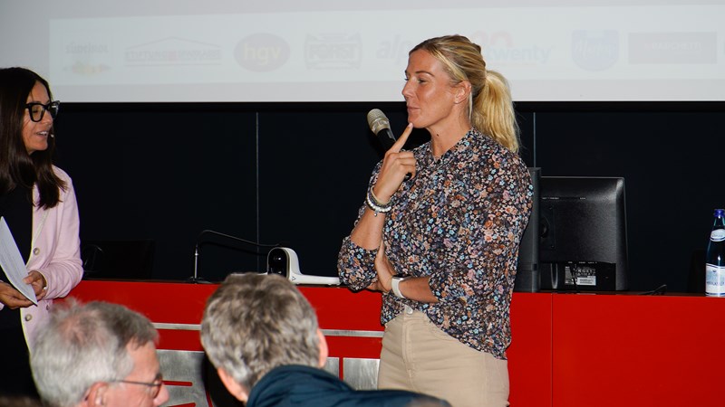 Ex-Schwimmerin und Trainerin Laura Letrari verriet, wie sie den Übergang vom Profisport in das Berufsleben schaffte und befeuerte die Athletinnen und Athleten, ihre Ziele konsequent zu verfolgen.