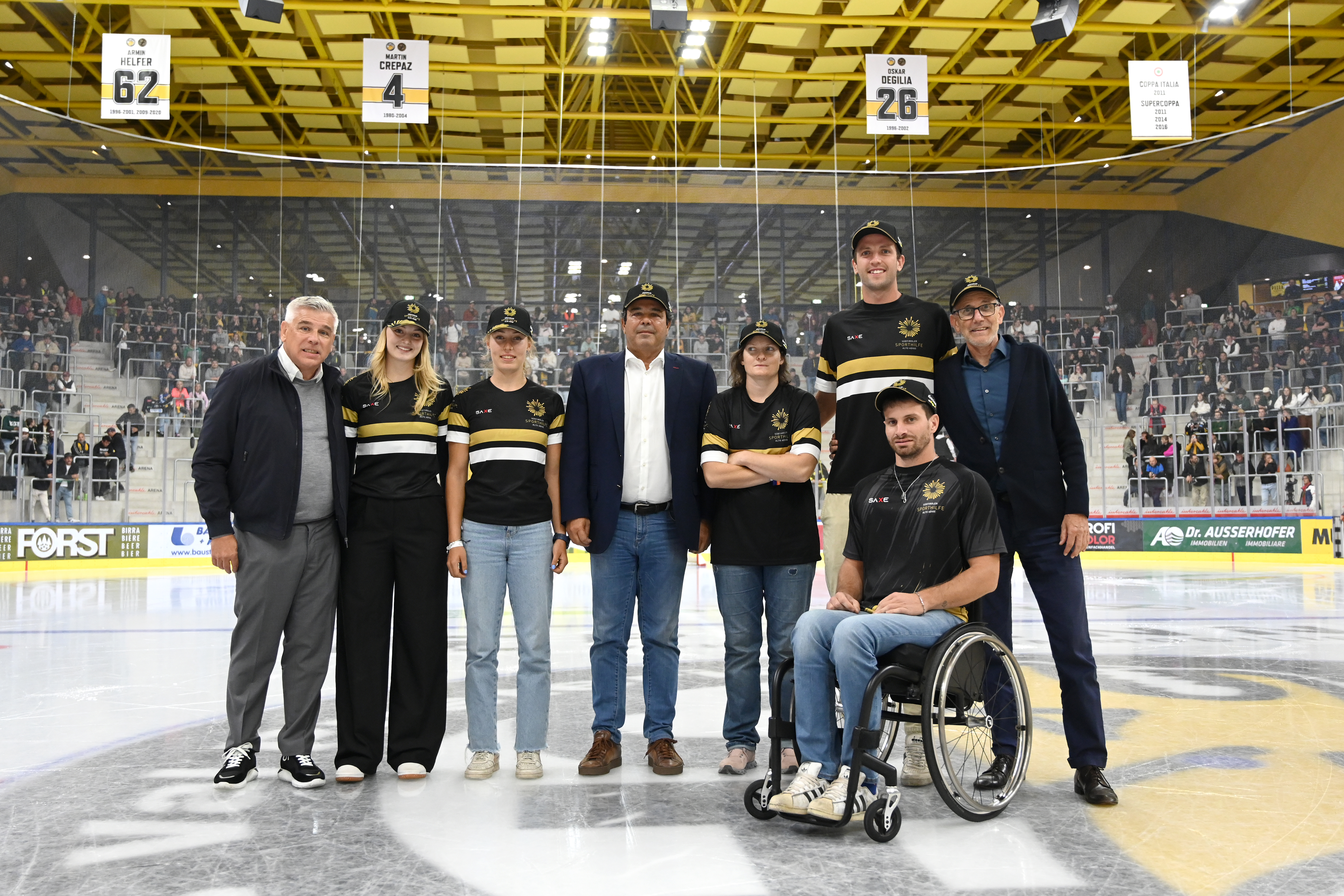 HCP-Präsident Erich Falkensteiner, Judith Mair, Linda Oprandi, Sporthilfe-Präsident Giovanni Podini, Kathrin Oberhauser, Jakob Windisch, Ivan Tratter und Amtsdirektor Armin Hölzl beim Heimspiel des HC Pustertal.