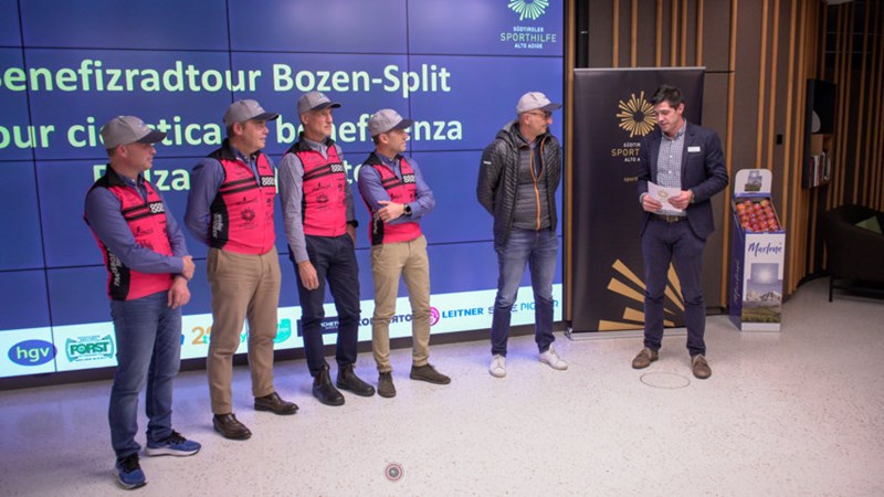 Die Radfreunde der Gruppe "A neve din't a sacca" berichteten von ihrem großen Abenteuer und standen Geschäftsführer Georg Gasser Rede und Antwort.