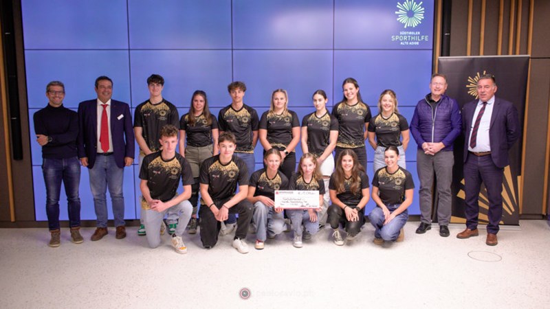 Einige Athletinnen und Athleten der Sportoberschule Mals, durften den Scheck über 15.000 Euro seitens der Stiftung Südtiroler Sparkasse entgegennehmen.