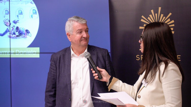 Georg Kössler, Obmann des VOG, lobte die anwesenden Wintersporttalente und motivierte sie ihre Ziele weiterhin zu verfolgen.