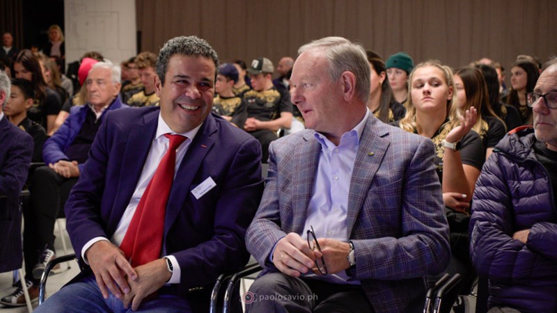 Sporthilfe Präsident Giovanni Podini und HGV-Präsident Manfred Pinzger im Austausch.