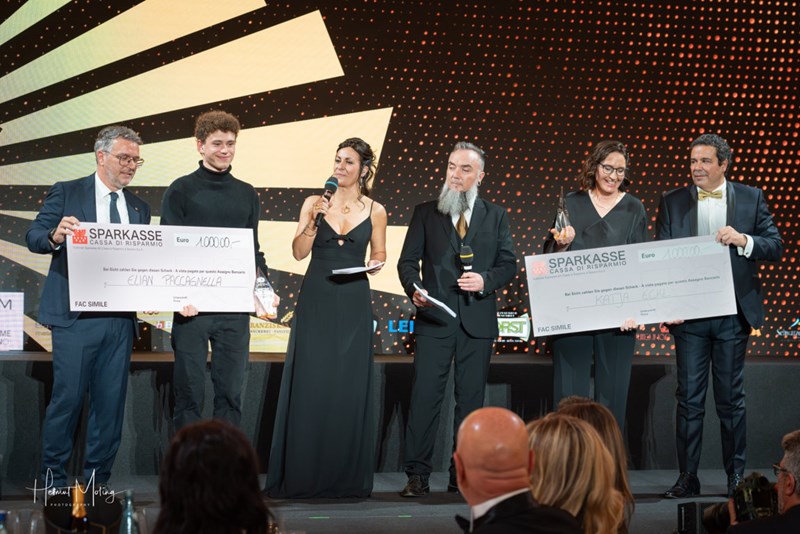 Katja Eckl (vertreten durch Mutter Monika) und Elian Paccagnella erhielten den Ossi Pircher Preis 2023 von Seiten der Südtiroler Sporthilfe.