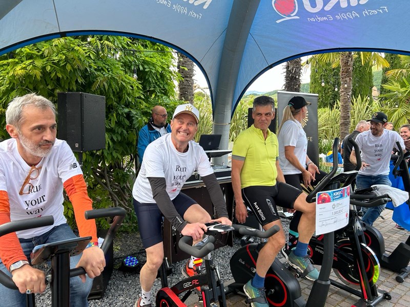 Unter den Teilnehmern waren auch Harald Stauder (gelbes Leibchen) und Laura Letrari (rechts daneben).