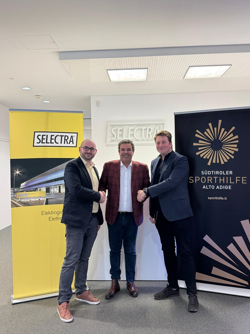 Die Vertragsverlängerung wurde mit einem Handschlag besiegelt v.l.n.r. Armin Höllrigl, Giovanni Podini und Arthur Marc Pernthaler.