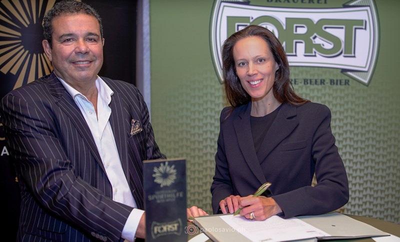 Sporthilfe-Präsident Giovanni Podini und Cellina von Mannstein, der Spezialbier-Brauerei FORST, bei der Vertragsunterzeichnung (Foto: Paolo Savio).