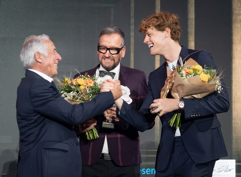 Skilegende Gustav Thöni (links) gratuliert Tennis-Ass Jannik Sinner (rechts) zur Auszeichnung "Sportler des Jahres 2024". Georg Pircher (Mitte) nahm den Preis für Dominik Paris entgegen.