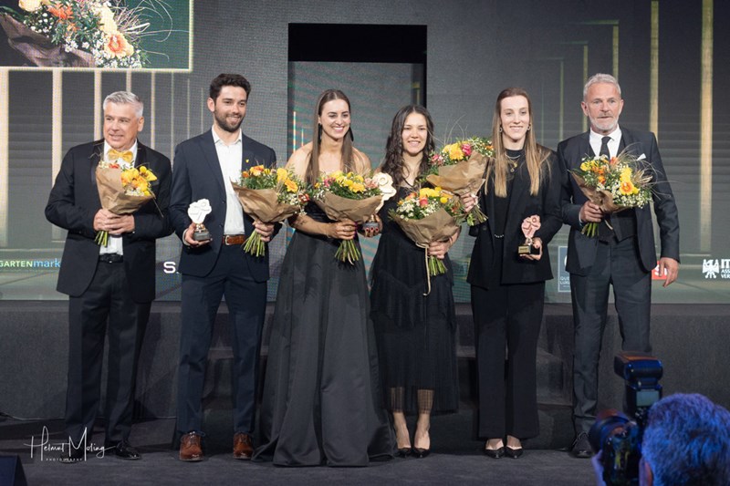 Die Kunstbahnrodlerinnen Andrea Vötter und Marion Oberhofer (Bildmitte), waren das beste Team 2024, gefolgt vom HC Pustertal (links) und dem SSV Brixen Handball Frauen (rechts).