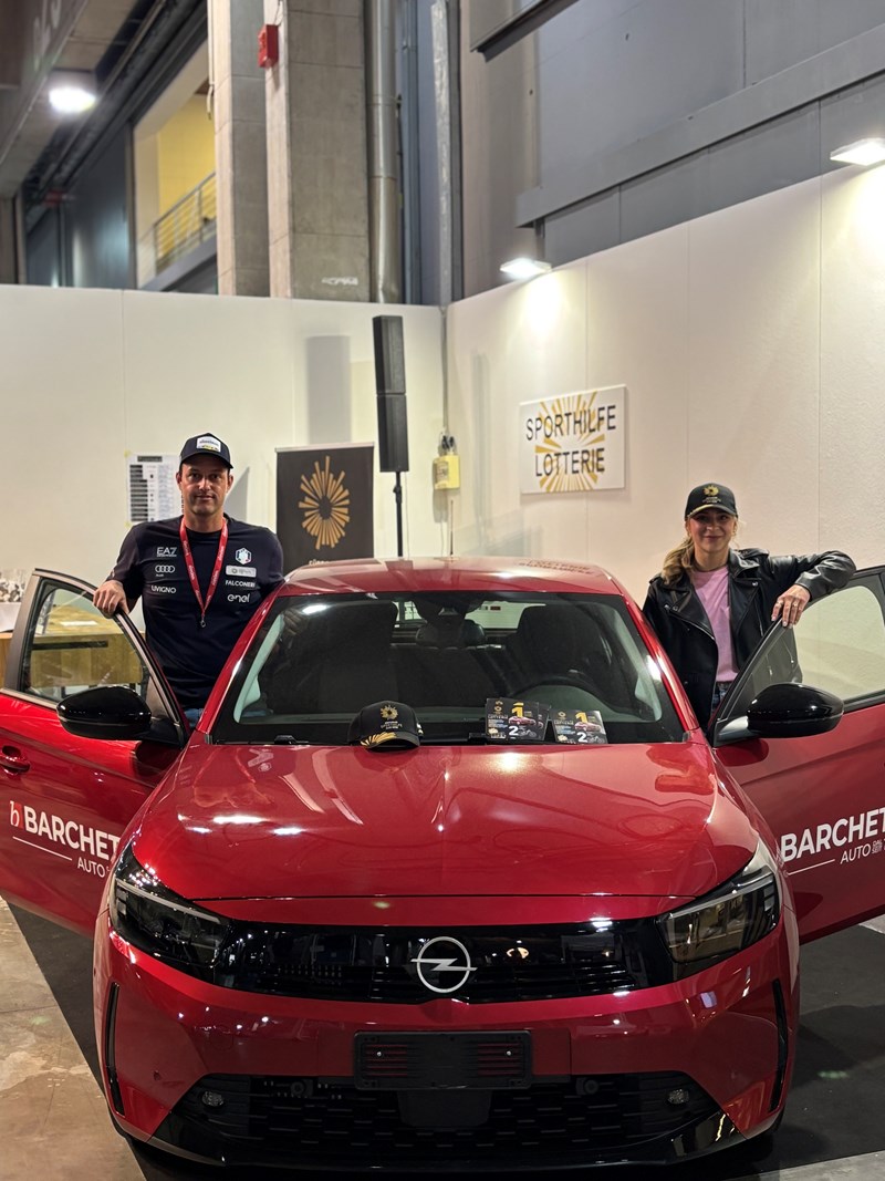 Die beiden geförderten Sporthilfe-Athleten Dominik Zuech und Nathalie Kofler mit dem Hauptpreis.