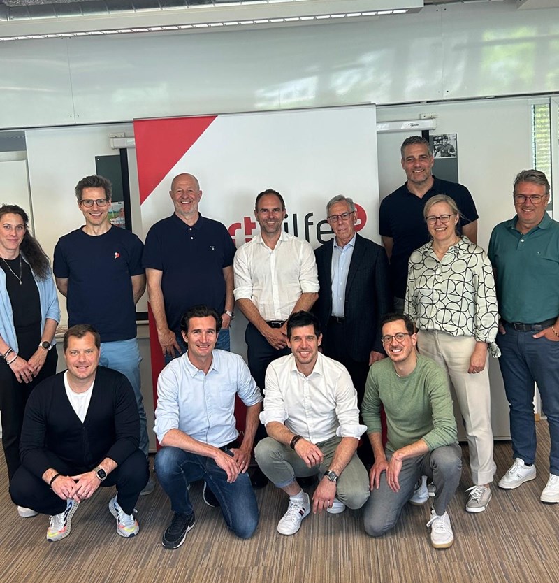 Scambio transfrontaliero di Sporthilfe. Dietro da sinistra a destra: Barbara Leitner, Andreas Gradinger (entrambi SH AT), Steve Schennach (SH CH), Gernot Uhlir (SH AT), Günther Andergassen (SH AA), Sascha Heyer (SH CH), Karin Orgeldinger (SH DE), Jochen Schenk (SH AA); Davanti da sinistra a destra: Karsten Petry (SH DE), Lukas Gerber (SH CH), Georg Gasser (SH AA), Matthias Berlisg (SH AT)