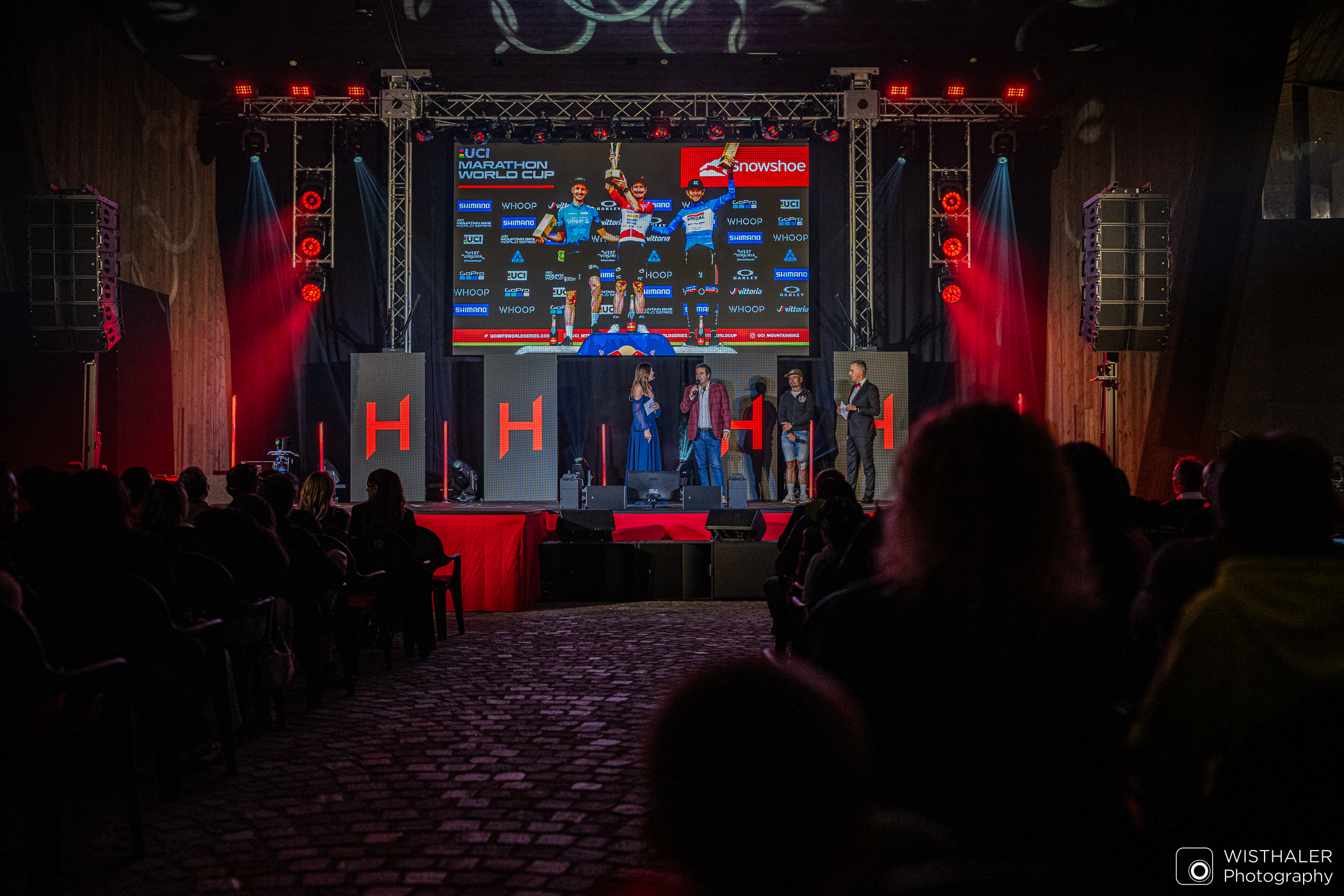 "Nel corso della Charity Night è stato consegnato un assegno al presidente di Sporthilfe, Giovanni Podini, a sostegno dei campioni di domani." (c) Harald Wisthaler