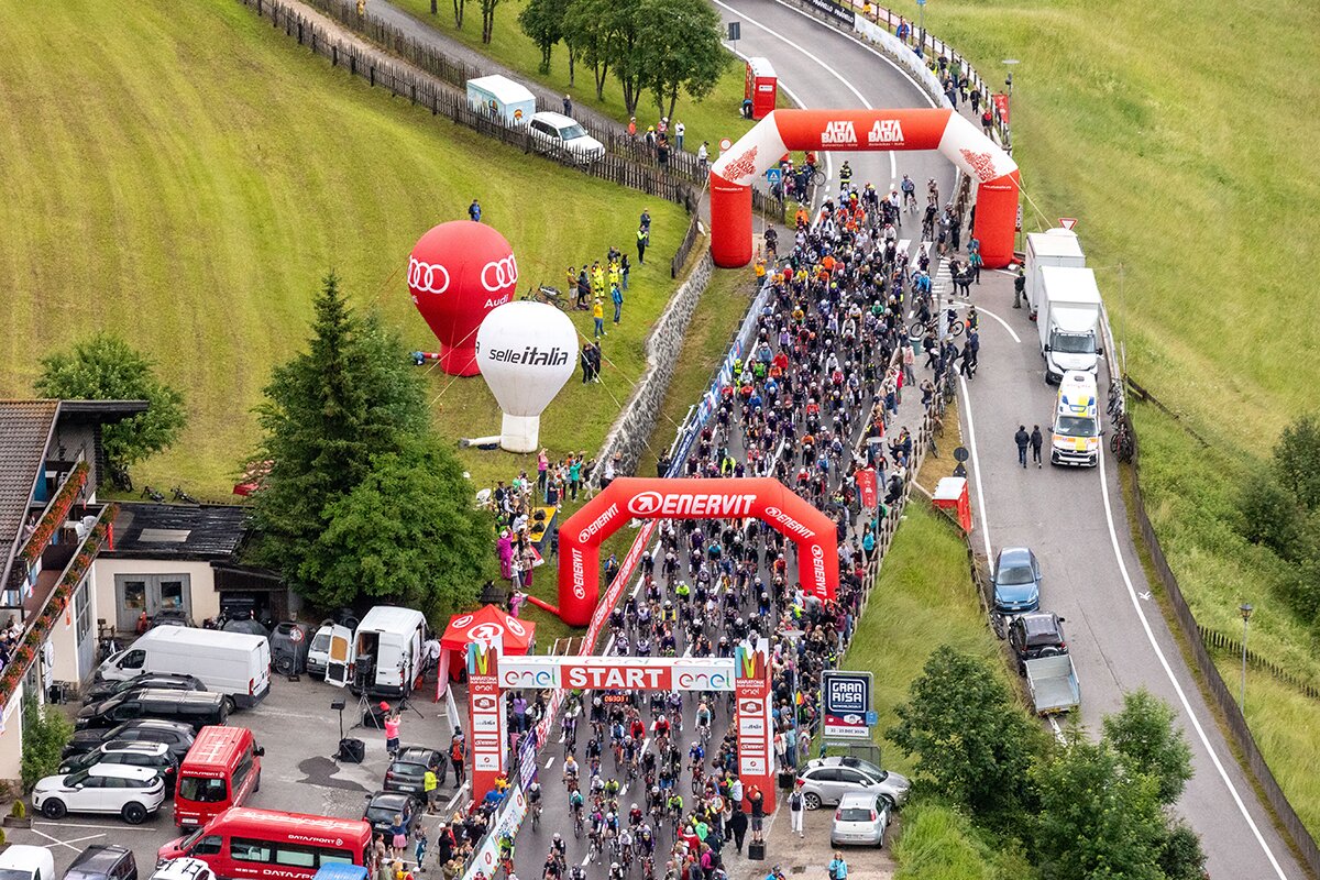 8000 Radfans nehmen bei der 38. Maratona dles Dolomites teil, darunter auch ein Team der Südtiroler Sporhilfe (c) Fredy Planinschek