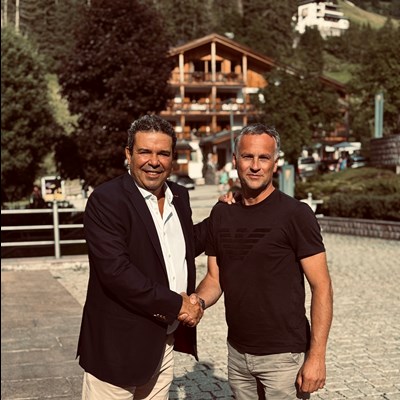 Sporthilfe-Präsident Giovanni Podini bedankt sich bei OK-Chef Claudio Canins.