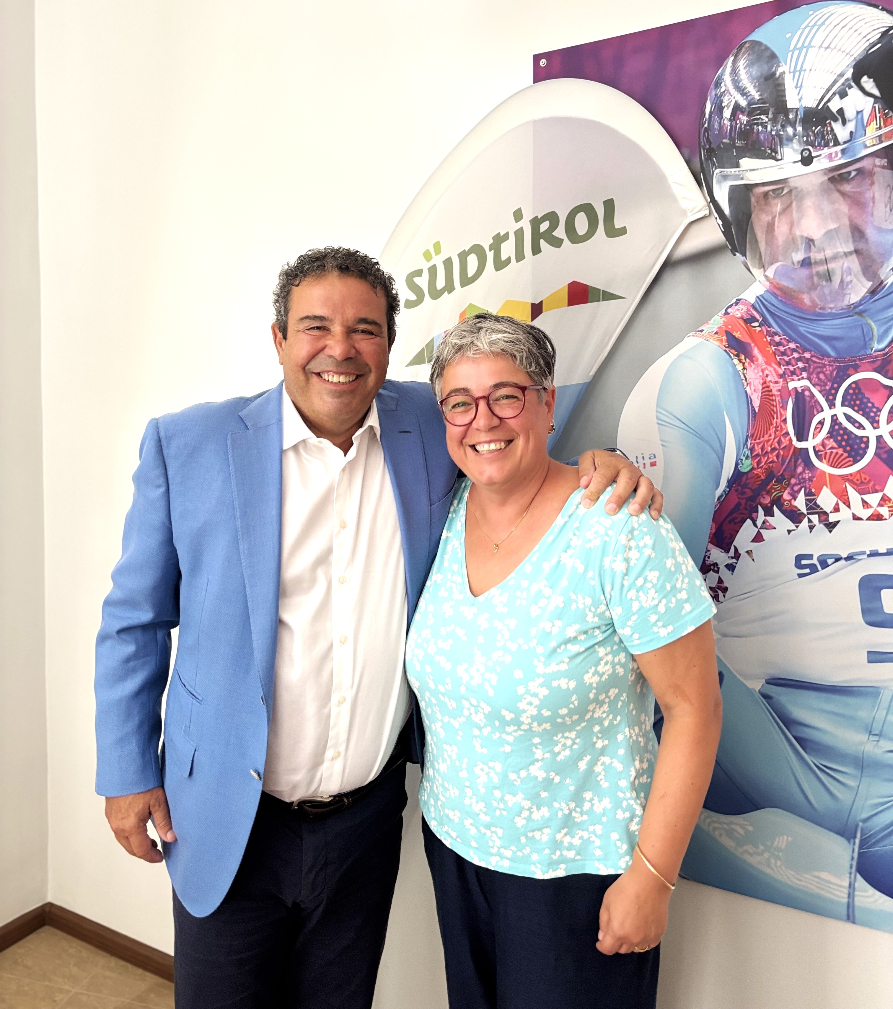 Giovanni Podini (presidente di Sporthilfe Alto Adige) con la nuova direttrice Laura Savoia.