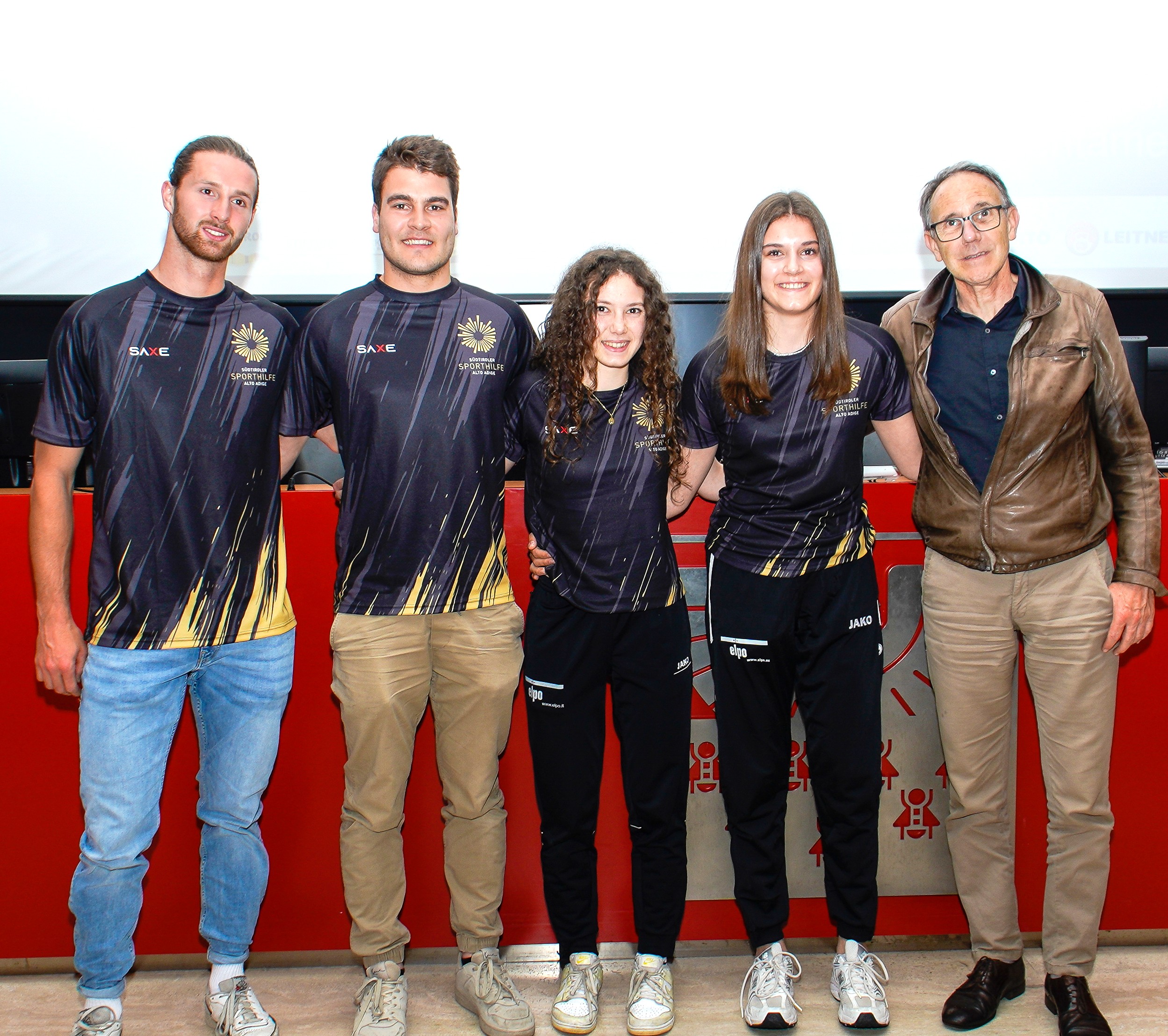 Ein herzliches Dankeschön geht an Armin Hölzl (rechts im Bild), der das Amt für Sport über 20 Jahre lang als Amtsdirektor leitete. Im Bild mit den Athleten Hannes Alber, Christoph Moser, Anna Oberhuber und Laura Obojes.