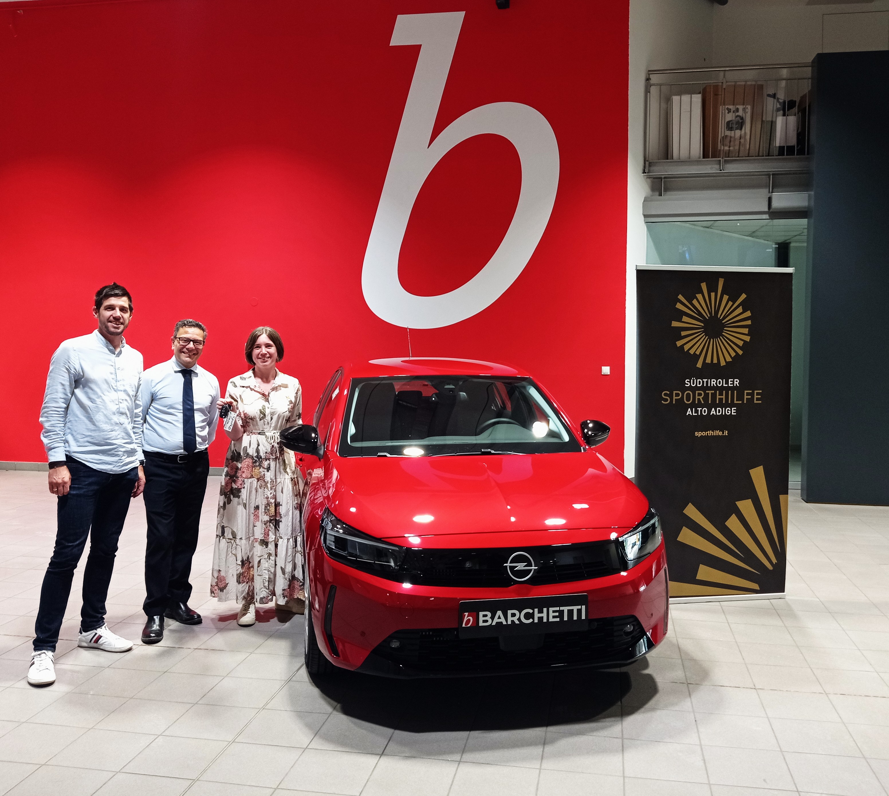 Georg Gasser (Südtiroler Sporthilfe), Opel-Verkaufsleiter für Barchetti Autocity Stefano Masella und die glückliche Gewinnerin Katrin Roner.