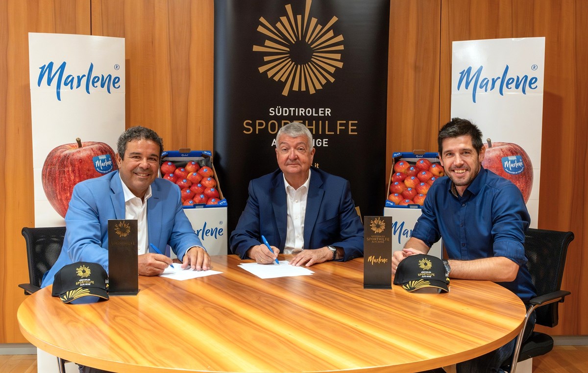 Sporthilfe-Präsident Giovanni Podini bei der Vertragsunterzeichnung mit VOG-Obmann Georg Kössler und Sporthilfe-Geschäftsführer Georg Gasser im Haus des Apfels.