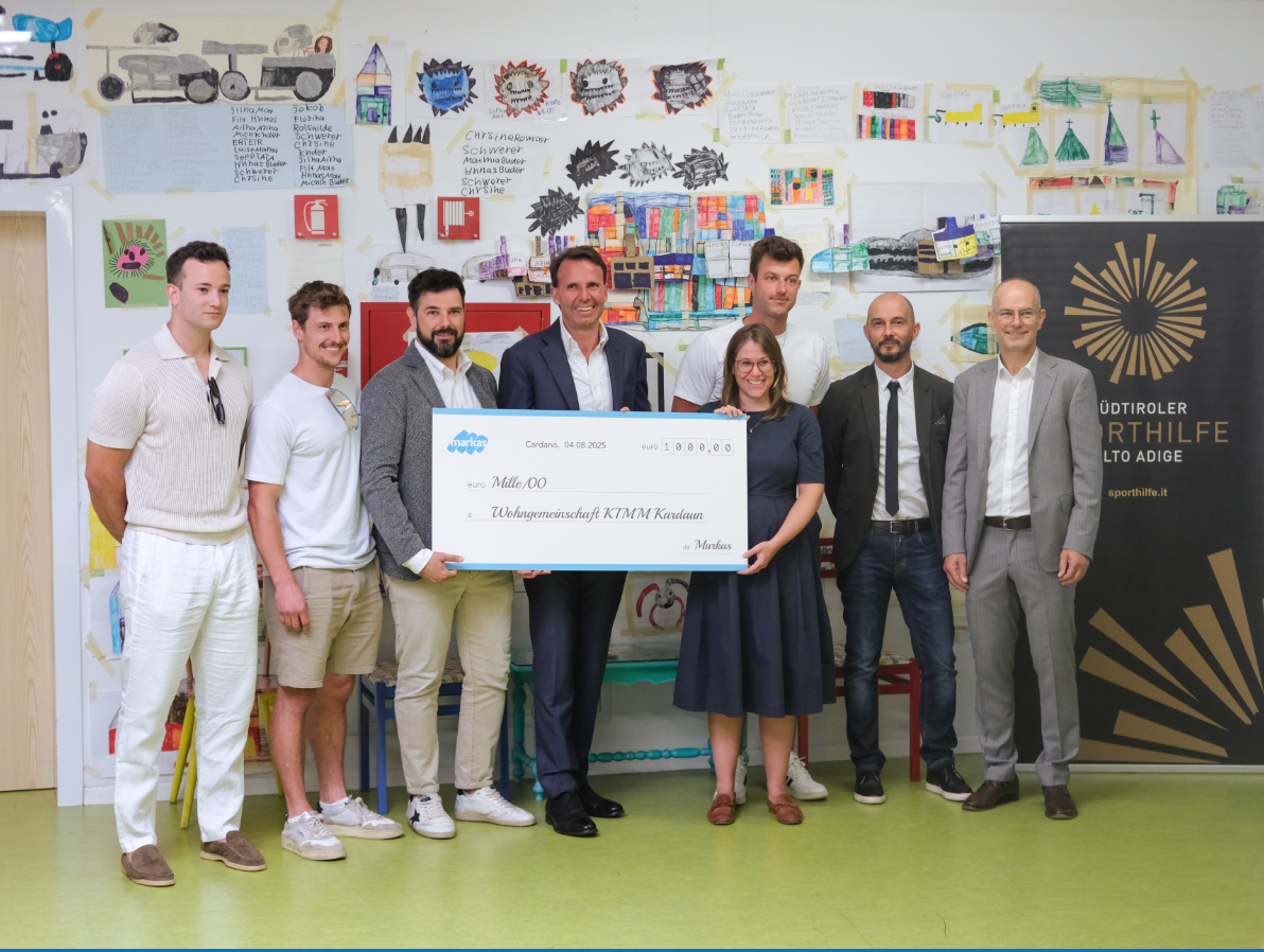 Waren bei der Übergabe mit dabei (von links) Leon Felderer, Simon Kainzwaldner, Alessio Bertagnolli (Markas), Christoph Kasslatter (Markas), Isabell Pardeller (Strukturleitung Sozialzentrum KIMM), Dominik Zuech, Luca Biagi (Markas) und Heinold Pider (Südtiroler Sporthilfe)