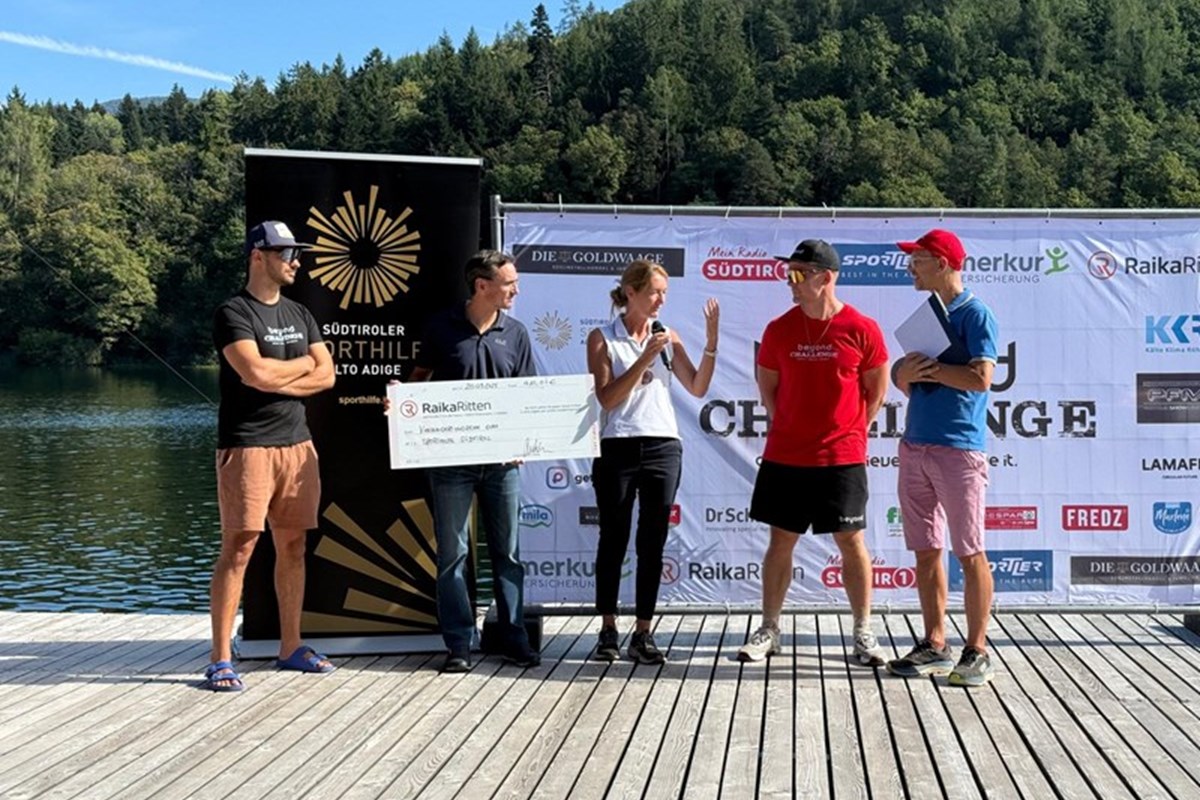 Die Vorstandsmitglieder der Südtiroler Sporthilfe Mirco Marchiodi und Isabel Amico nahmen den Scheck entgegen.