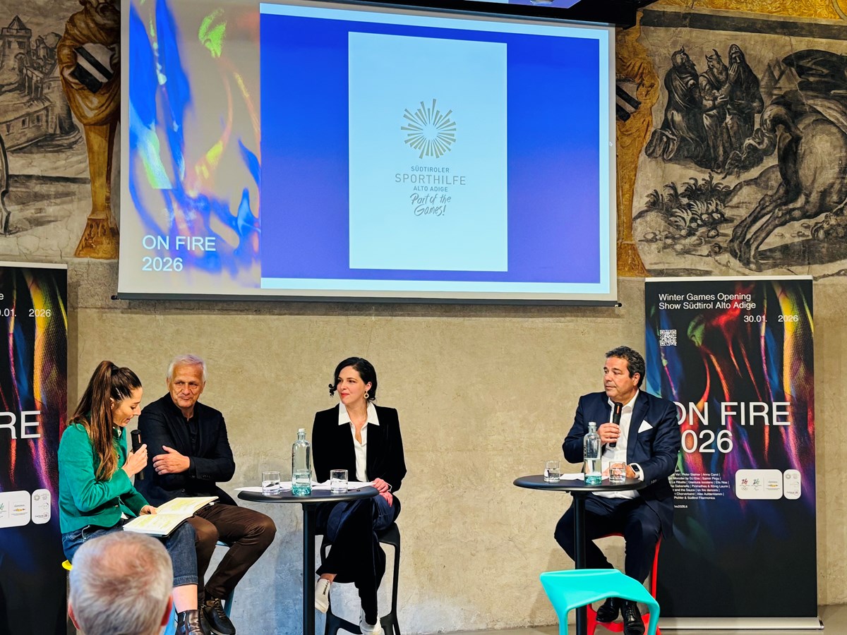Der Kulturverein Arton präsentierte im Rahmen der Pressekonferenz im Schloss Maretsch gemeinsam mit Giovanni Podini (rechts) die ON FIRE SHOW 2026.