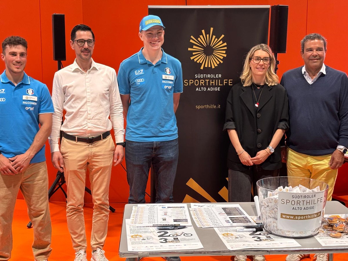 Auf der Freizeitmesse in Bozen wurden die 25 Gewinnerlose gezogen. Im Bild von links: Daniel Gruber, Vorstandsmitglied Christian Untermarzoner, Tobias Paur, Evi Hilpold und Giovanni Podini